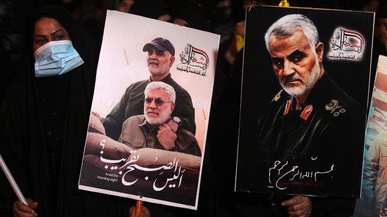 وێنەی قاسم سولەیمانی و ئەبو مەهدی موهەندیس لە یەکەم ساڵیادی کوشتنیان لە بەغدا بەرزکراونەتەوە، وێنە: AHMAD AL-RUBAYE / AFP